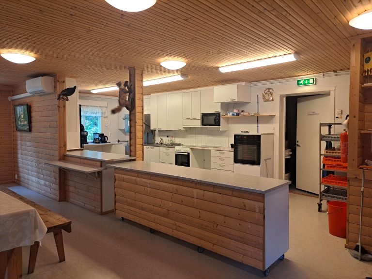 Keittiö ja tarjoilupöytä